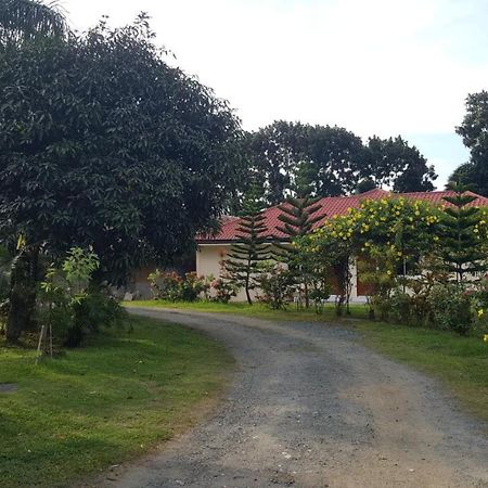 Phil Oasis Hotel & Resort Silang Exterior foto